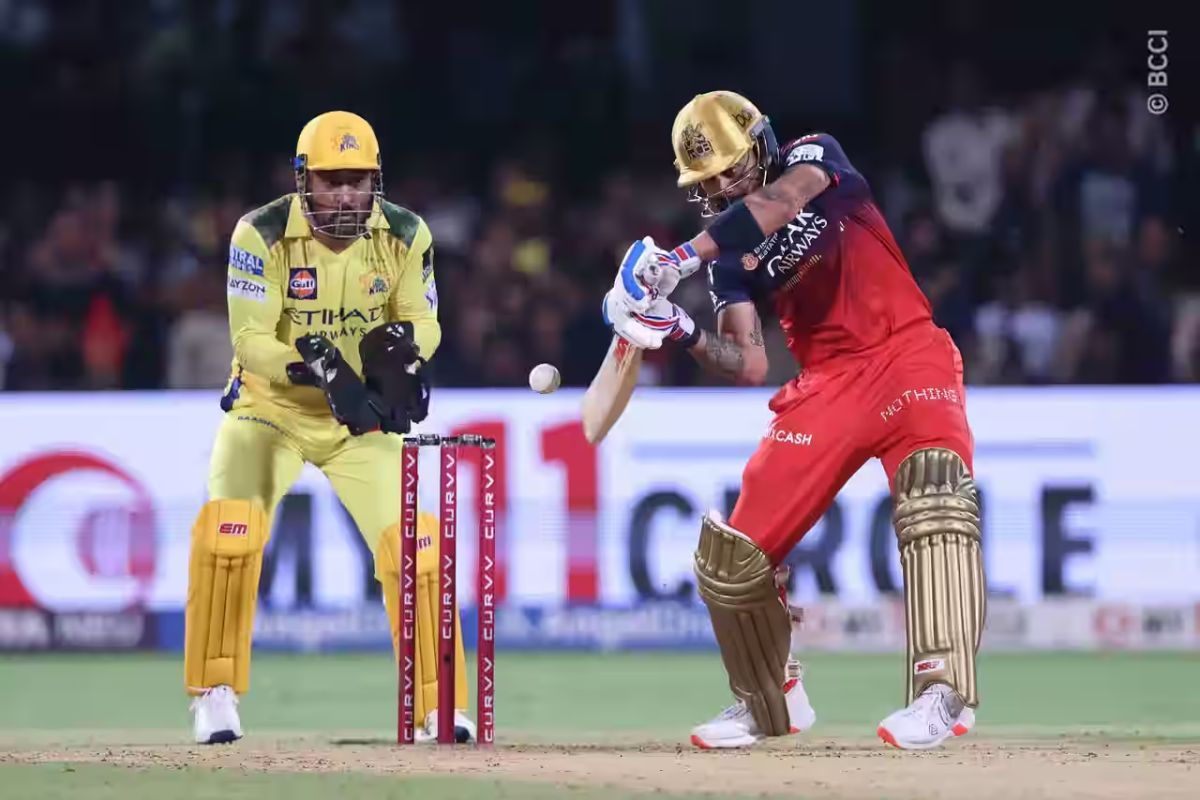 RCB vs CSK Pitch Report: चिन्नास्वामी के छोटे मैदान पर जमकर बरसेंगे चौके छक्के, क्या आज चलेगा संजू सैमसन का बल्ल? पढ़ें बेंगलूरु की पिच का हाल