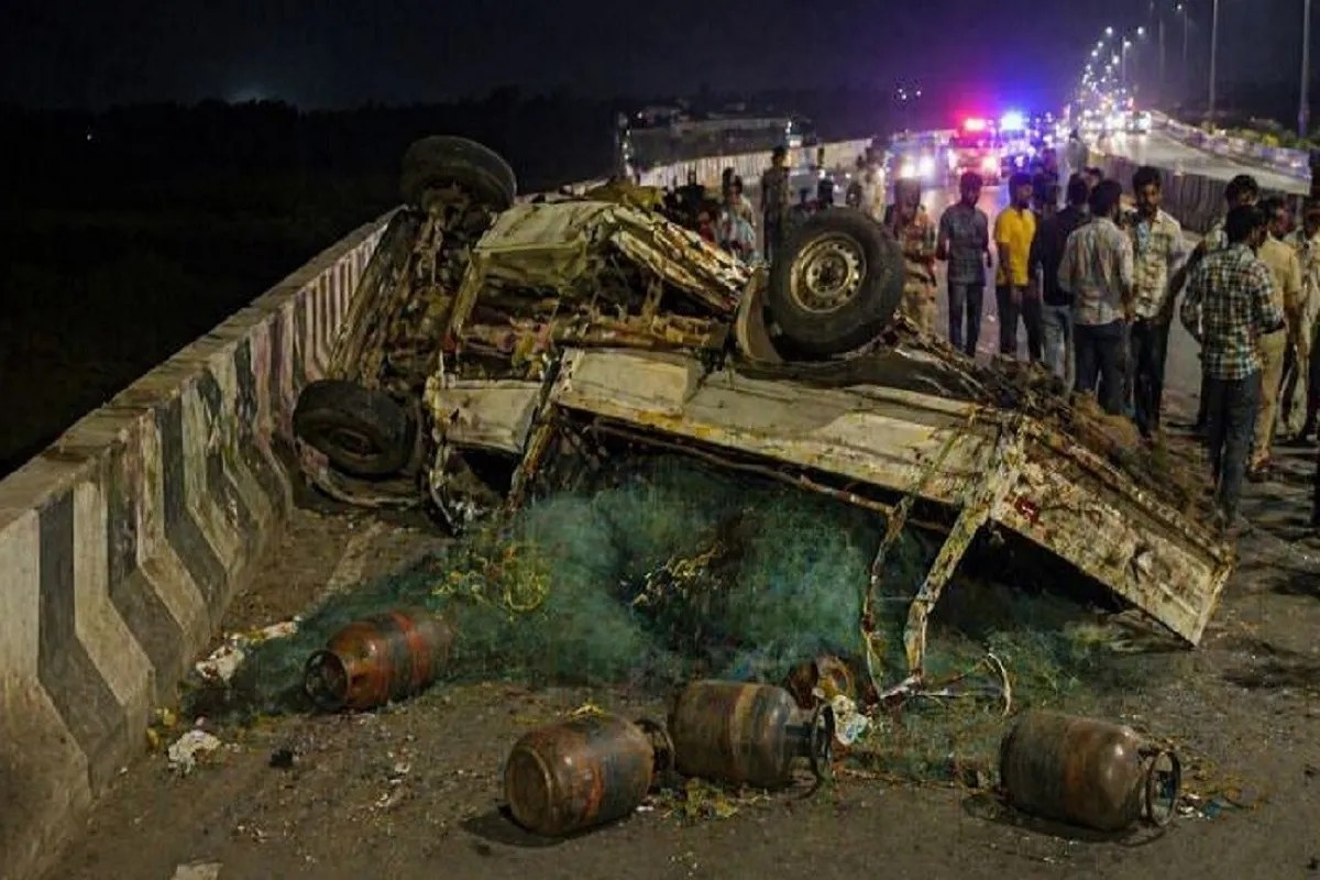 गोंडल में टायर फटने से पिकअप वैन पलटी, 2 की मौत, 4 घायल