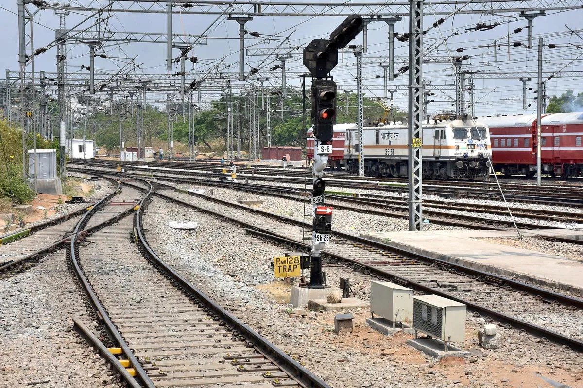 Railway News: राजस्थान में 5549 KM रूट पर रेलवे को मिली बड़ी कामयाबी, ट्रेनों की स्पीड बढ़ी-डीजल पर निर्भरता घटी