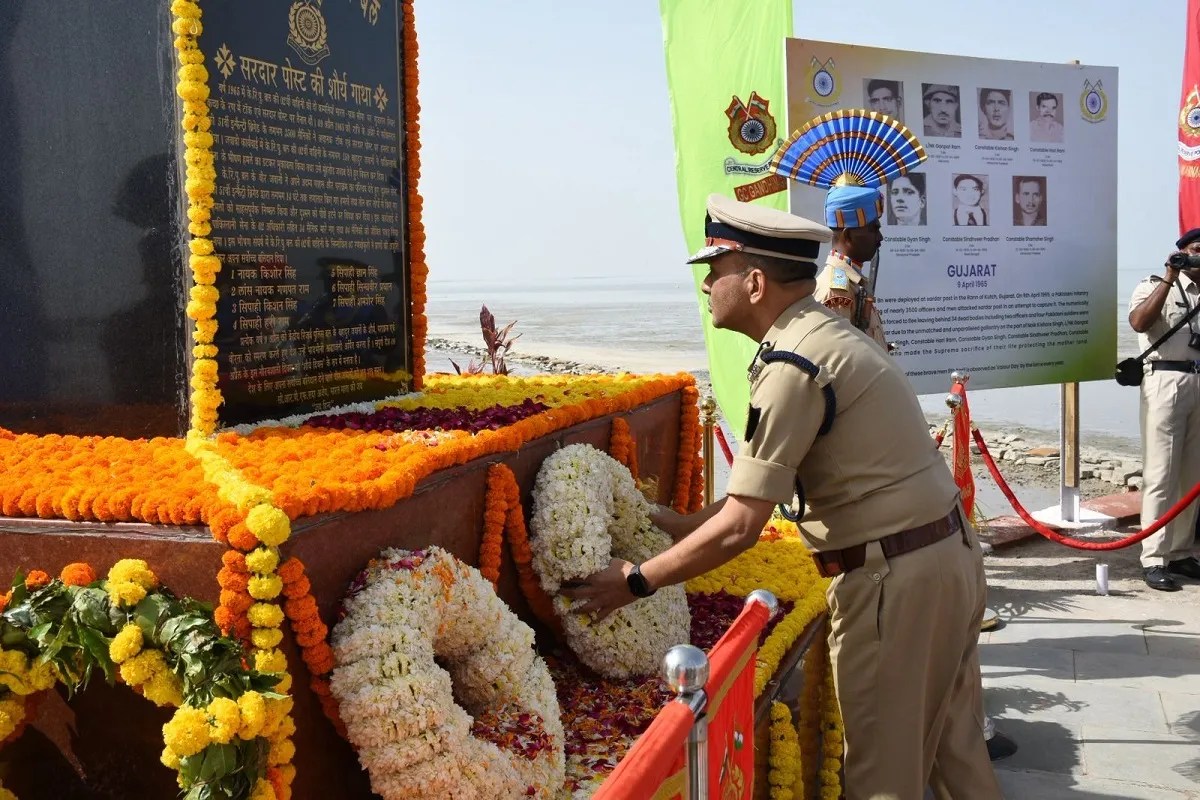 कच्छ की भारत-पाक सीमा पर सरदार पोस्ट में शहीदों को श्रद्धांजलि