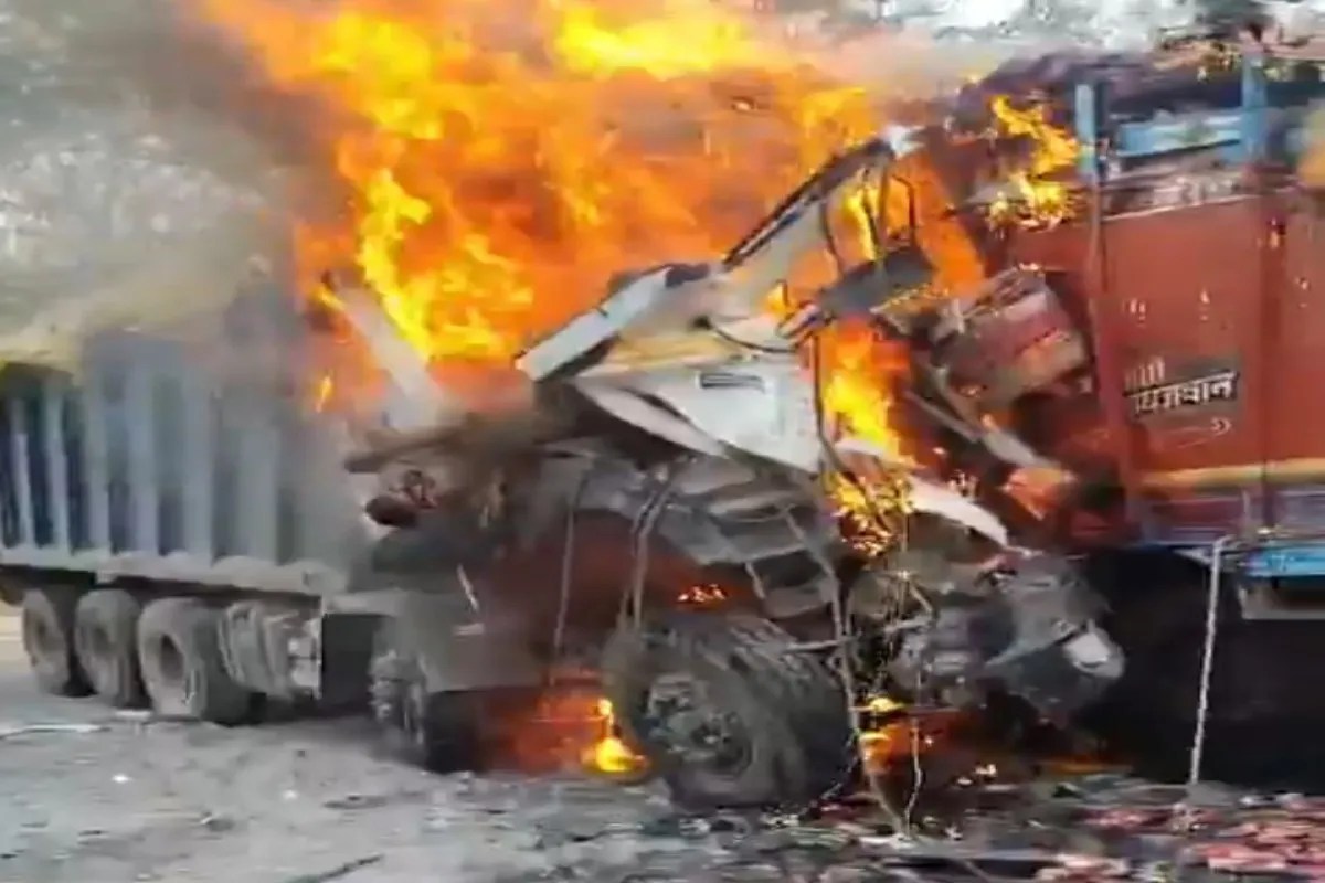 सोनभद्र में दो ट्रकों के बीच टक्कर, दो लोग जिंदा जले, एक लापता