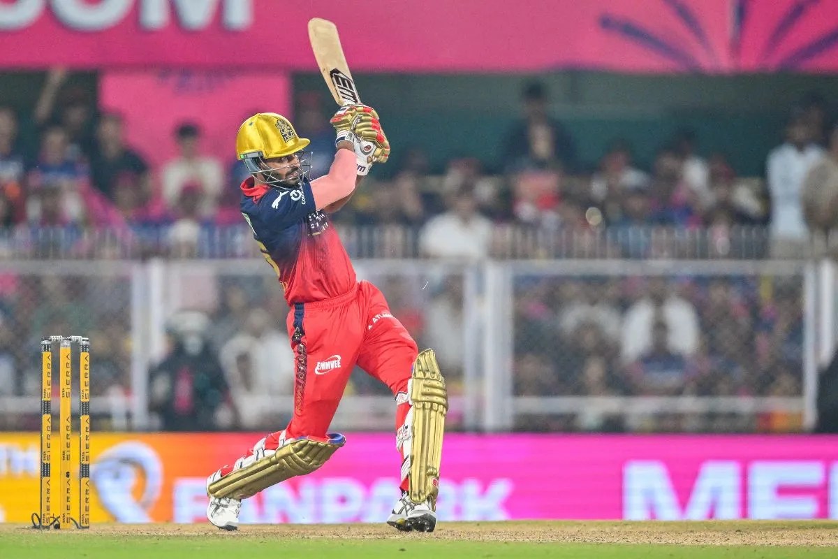 9वें नंबर पर आकर इस खिलाड़ी ने मचा दिया गदर, विराट और पाटीदार ने भी RR के गेंदबाजों के छुड़ाए छक्के