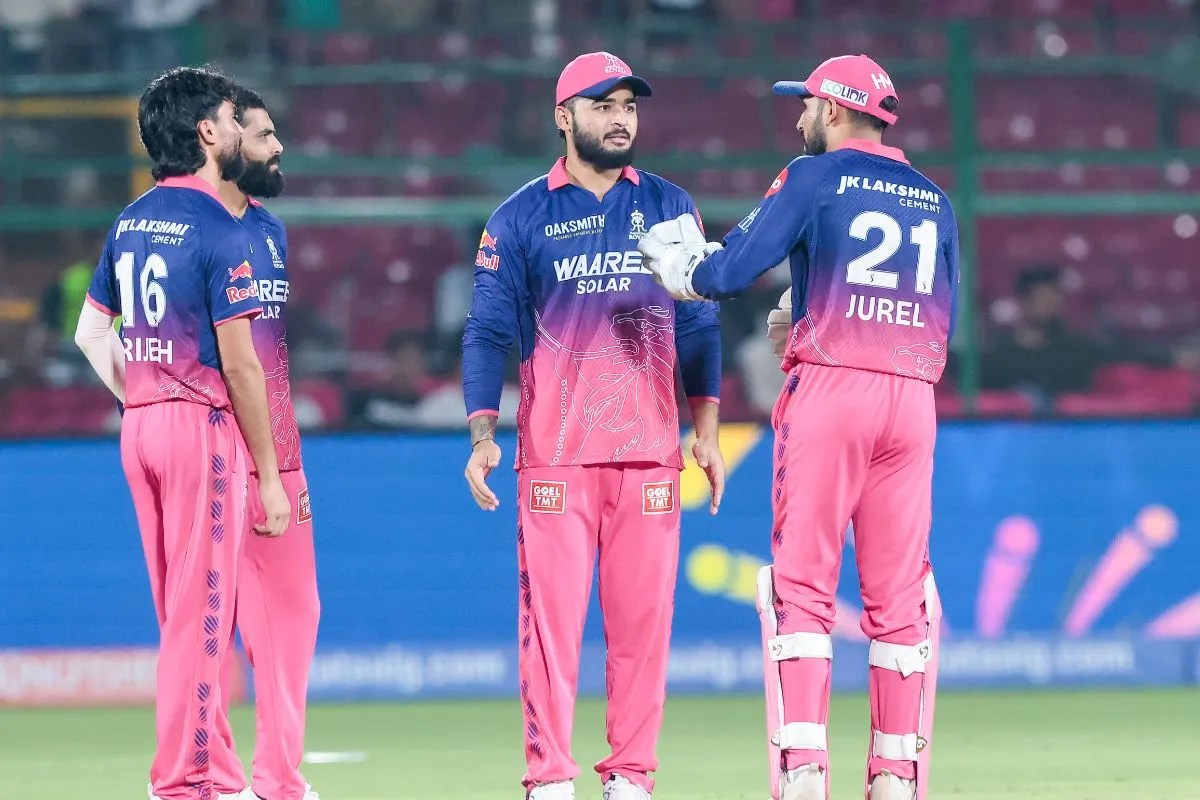 कितने मैच जीतकर प्लेऑफ में पहुंचेगी कोई टीम? जानें अंतिम 4 की रेस में सबसे आगे कौन