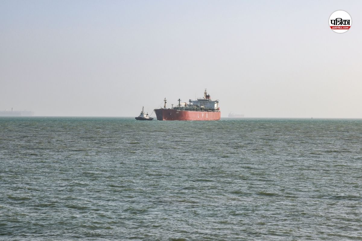 ट्रंप की नाकेबंदी को चीन ने दिया खुला चैलेंज, प्रतिबंधित जहाज ने स्ट्रेट ऑफ होर्मुज किया पार