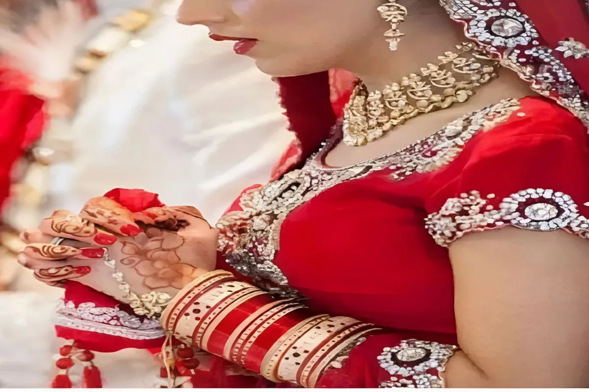 सुहागरात मनाने के लिए कमरे में गया पति, अंदर पत्नी ने कर दी बुरी तरह पिटाई, फिर हुआ खूनखराबा