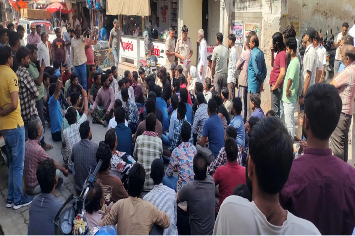 ​​​​​Road Accident: सहेलियों संग वॉक पर गई युवती को तेज रफ्तार कार ने कुचला, मौके पर मौत, लोगों में आक्रोश