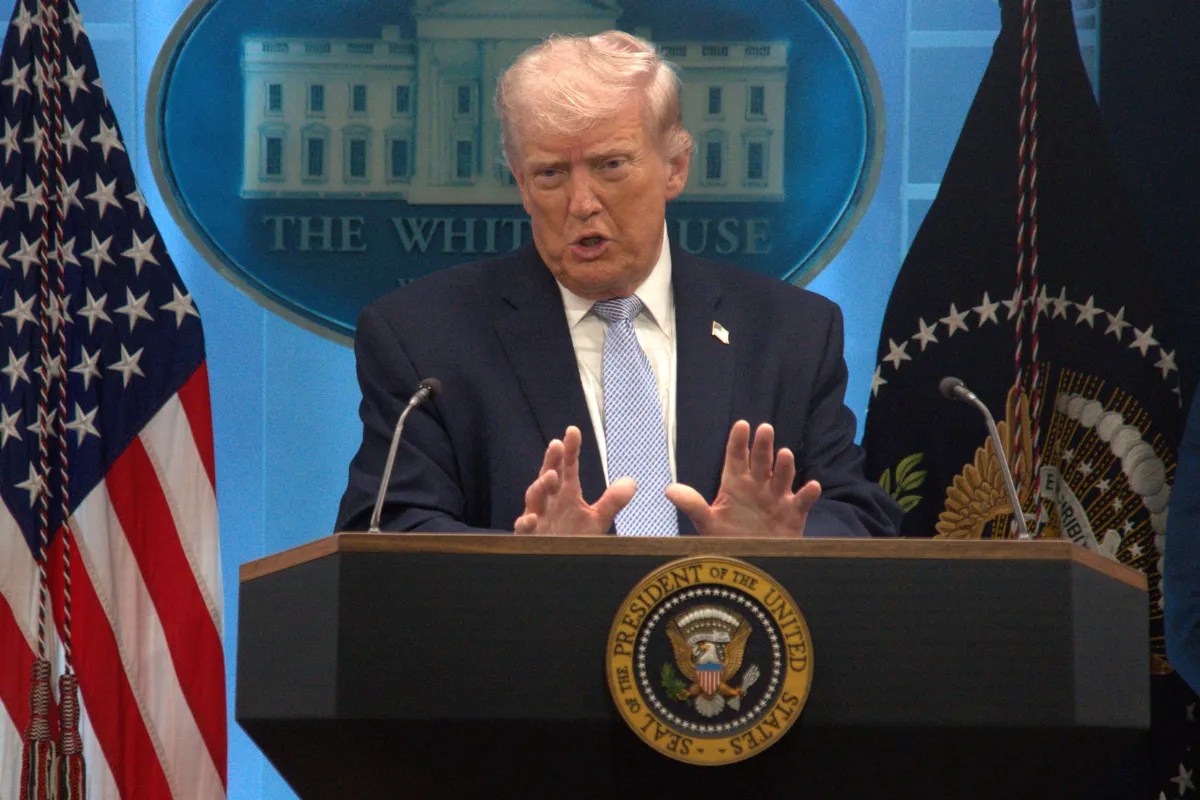 US-Iran War: पोप लियो की टिप्पणी से भड़के ट्रंप, कहा- ‘मुझे ऐसा पोप नहीं चाहिए जो ईरान के पास परमाणु बम चाहता हो’