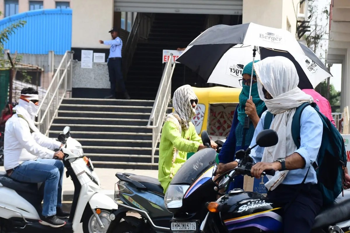 UP Heatwave: लखनऊ में भीषण गर्मी का कहर, 25 जिलों में लू अलर्ट, हफ्ते भर राहत नहीं, जानें नया अपडेट