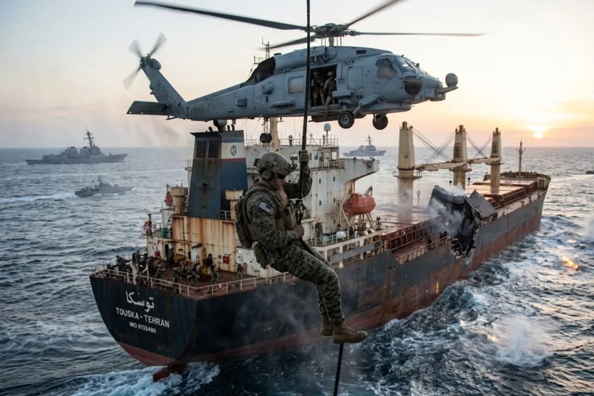 अमेरिकी नेवी ने बरसाईं गोलियां: फिर रस्सियों से उतरे मरीन कमांडोज, फिल्मी स्टाइल में ईरानी जहाज का टेकओवर, देखें वीडियो