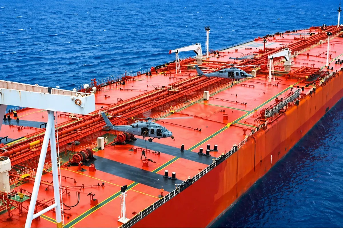 समंदर के बीच अमेरिकी नेवी का बड़ा एक्शन, इंडो-पैसिफिक में संदिग्ध टैंकर को घेरा, ईरान को दी सीधी चेतावनी