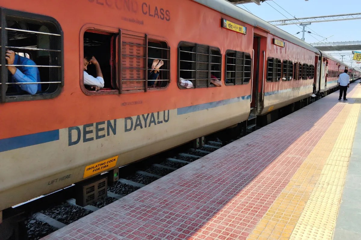 उत्तर मध्य रेलवे की घोषणा: झांसी से प्रयागराज, बरौनी होते हुए आसनसोल के लिए स्पेशल ट्रेन, देखें टाइम टेबल