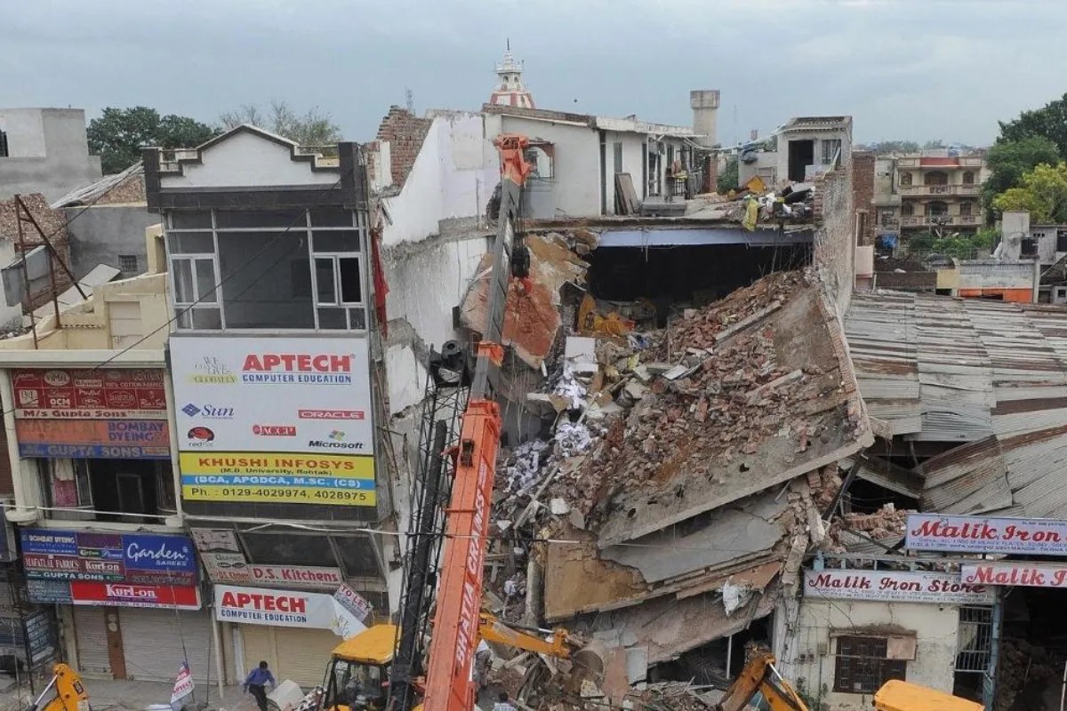 आगरा में तीन मंजिला इमारत ताश के पत्ते की तरह गिरी, मचा हड़कंप