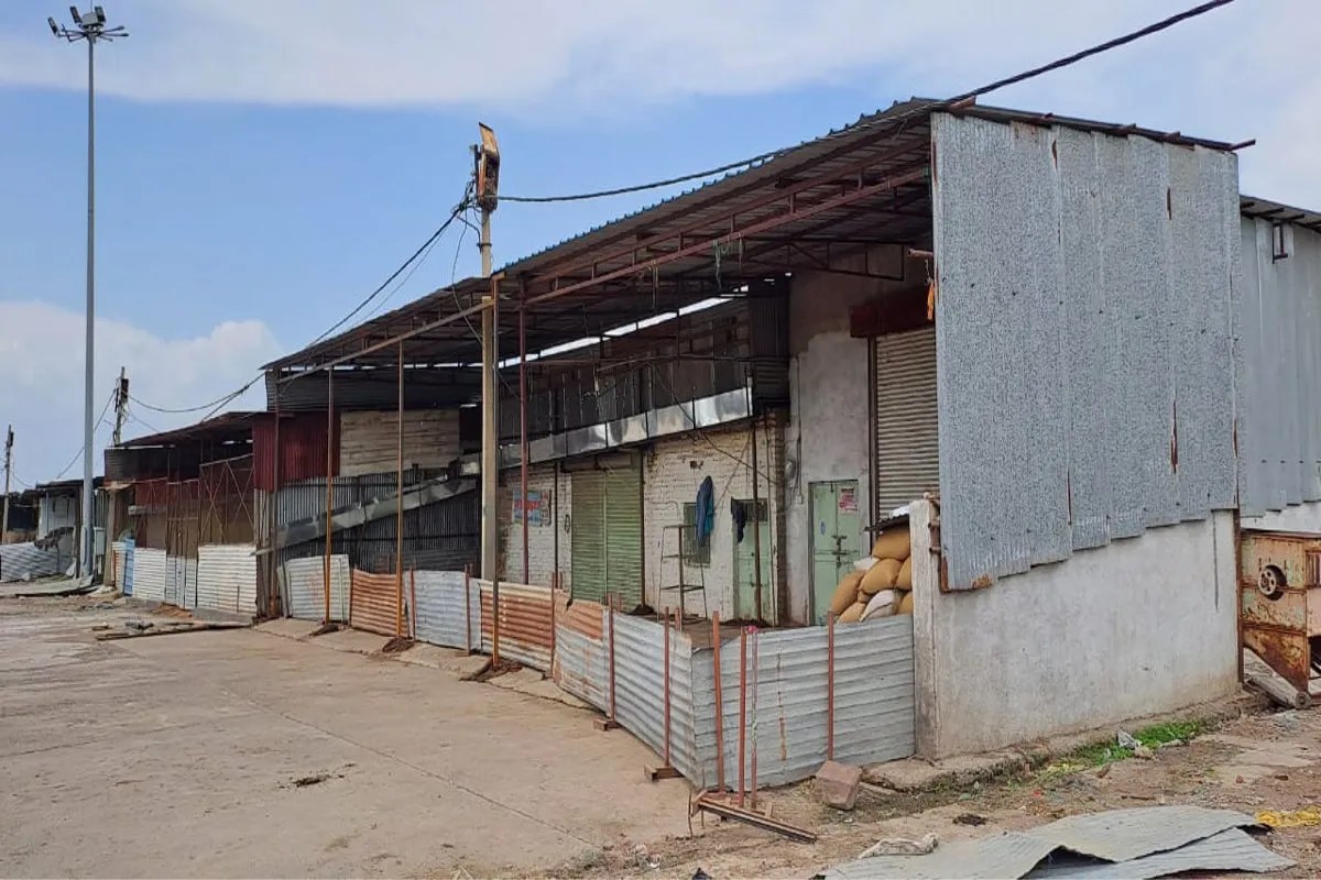 मंडी में अवैध तरीके से बनाईं तीस गोदाम, कुछ ने दूसरे व्यापारियों को दीं किराए पर, प्रबंधन को नहीं मिल रहा एक रुपया