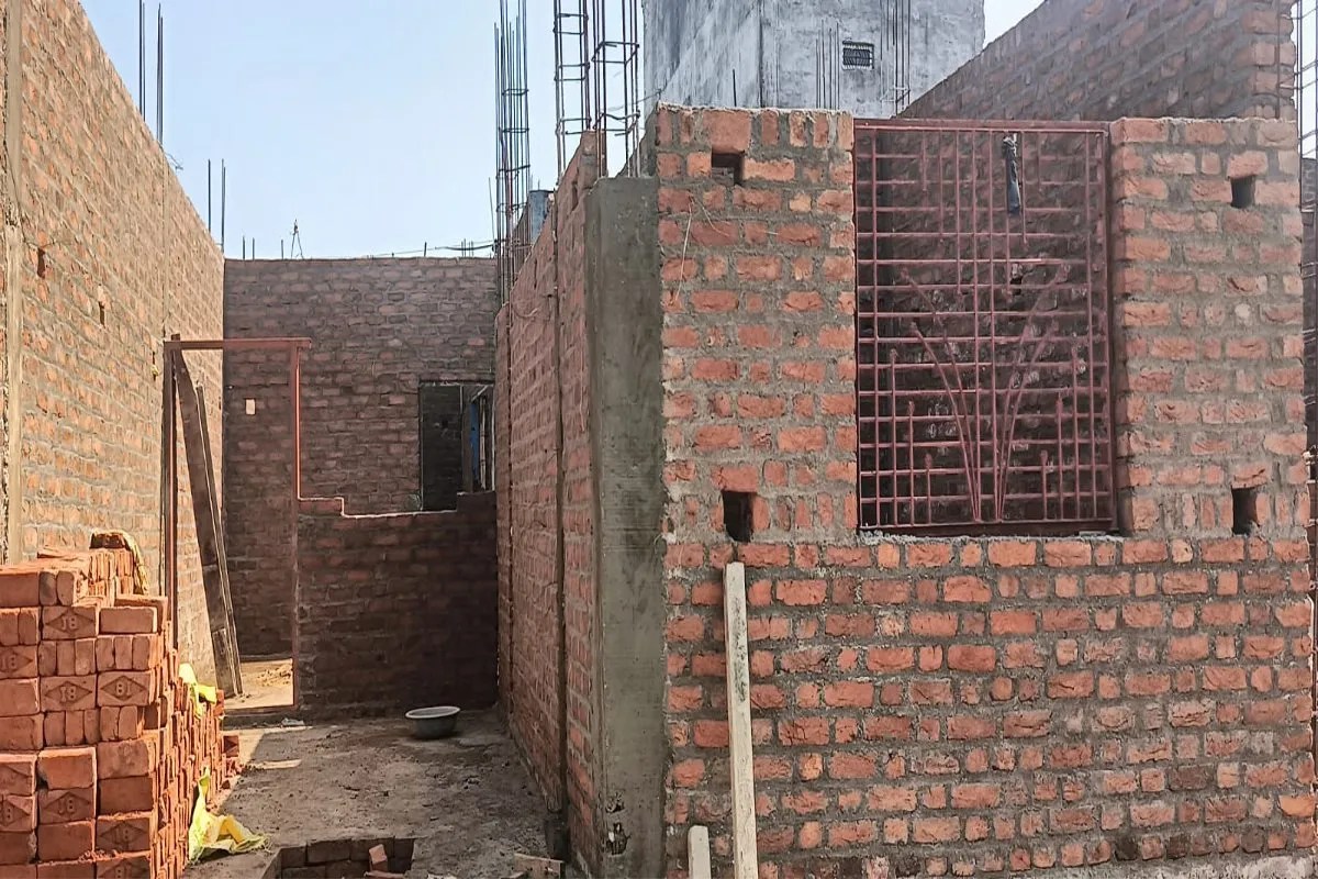 घर बनाना हुआ महंगा: निर्माण सामग्री के दामों में उछाल आने से घर बनाने वाले लोगों को करने पड़ रहे ज्यादा रुपए