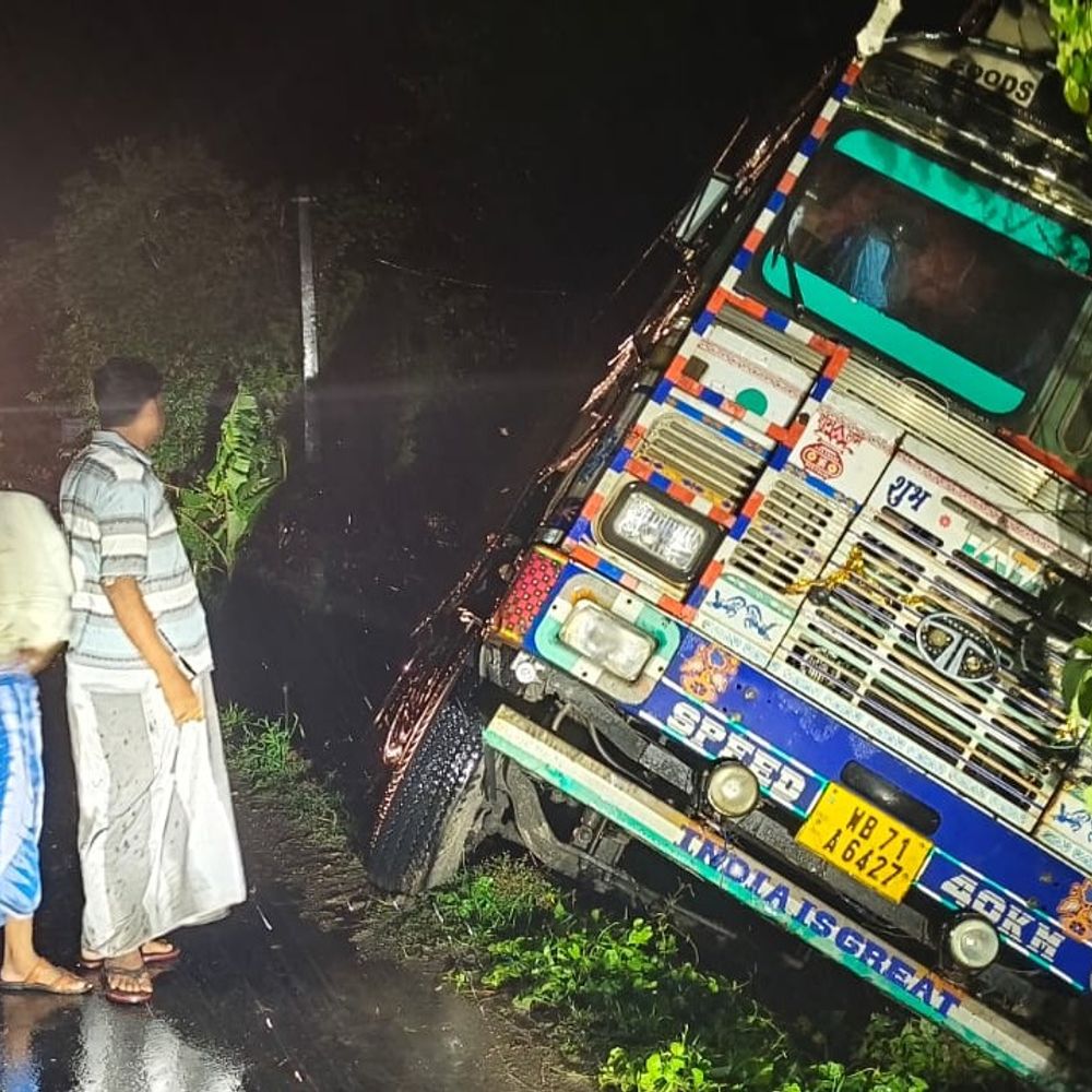 किशनगंज में बारिश के बीच ट्रक पलटा:घर में घुसकर नुकसान, परिवार सुरक्षित, चालक को मामूली चोट