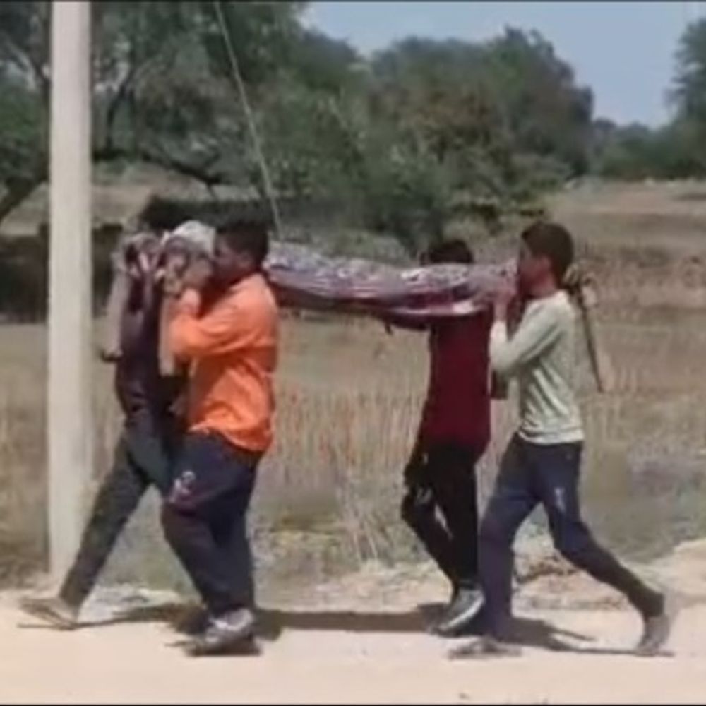 फतेहपुर में ट्रैक्टर ट्रॉली पलटी, किसान की मौत:गेहूं लादते समय हुआ हादसा, क्षमता से अधिक था वजन