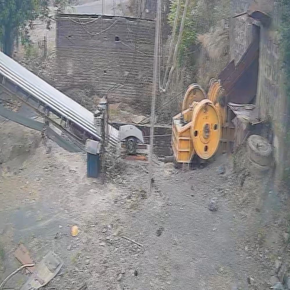 पाकुर में बंद क्रशर प्लांट से तांबे का तार चोरी:पूरी वारदात प्लांट में लगे CCTV में कैद, मालिक ने थाने में शिकायत दर्ज कराई