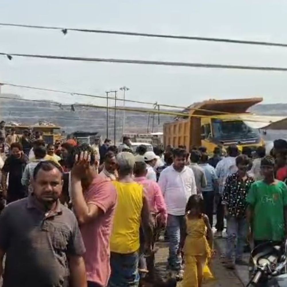 धनबाद के छाताबाद में आउटसोर्सिंग माइंस ठप:पानी, प्रदूषण और रोजगार की मांग पर स्थानीय लोगों ने दिया धरना