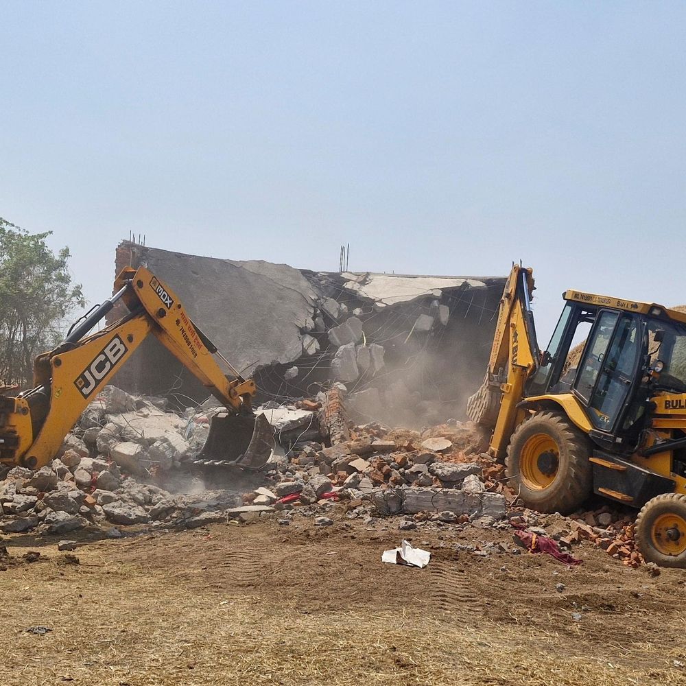 धमतरी में 26 अतिक्रमण ध्वस्त:शासकीय भूमि पर बने अवैध निर्माणों पर चला प्रशासन का बुलडोजर