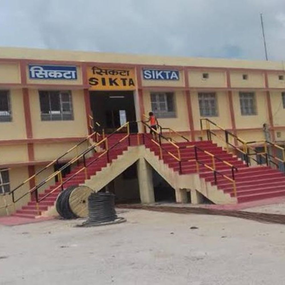 रक्सौल-नरकटियागंज रेलखंड पर ट्रेनों की कमी से यात्री परेशान:11 घंटे तक नहीं मिलती ट्रेन, ग्रामीणों ने सीधी कनेक्टिविटी की मांग की