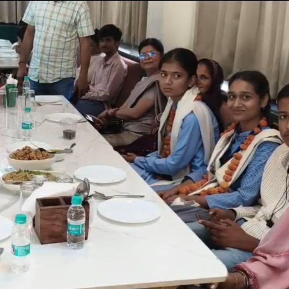 सतना में बोर्ड परीक्षा के मेधावी सम्मानित:जिला प्रशासन ने अभिभावकों-शिक्षकों संग रेस्टोरेंट में कराया लंच