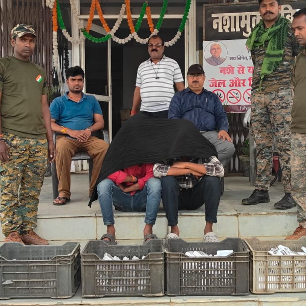 जमुई में तस्करों ने ऑटो में बनाया तहखाना:विदेशी शराब की बड़ी खेप बरामद, 2 तस्कर गिरफ्तार, देवघर से बरौनी जा रही थी सप्लाई