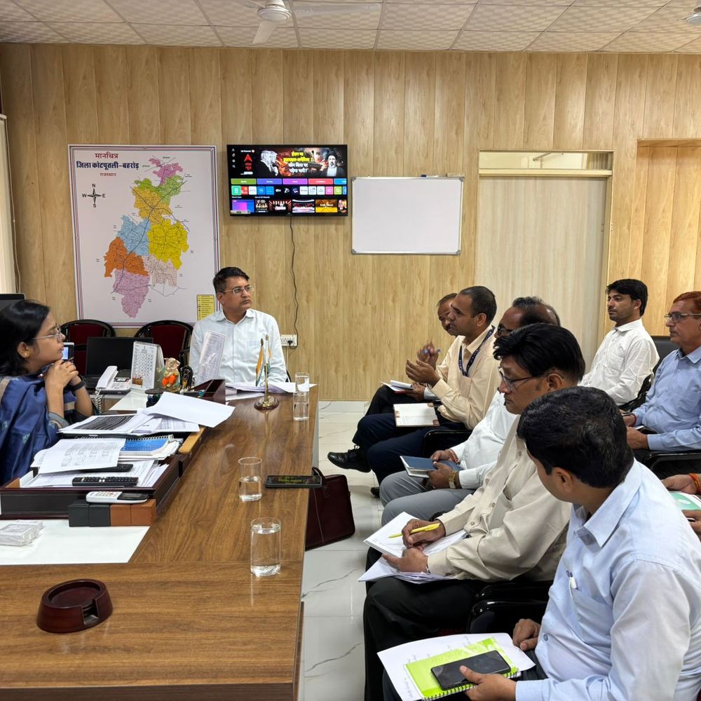 जिला कलेक्टर ने की विभागीय योजनाओं की समीक्षा:कृषि, उद्यानिकी और पशुपालन विभागों को दिए निर्देश