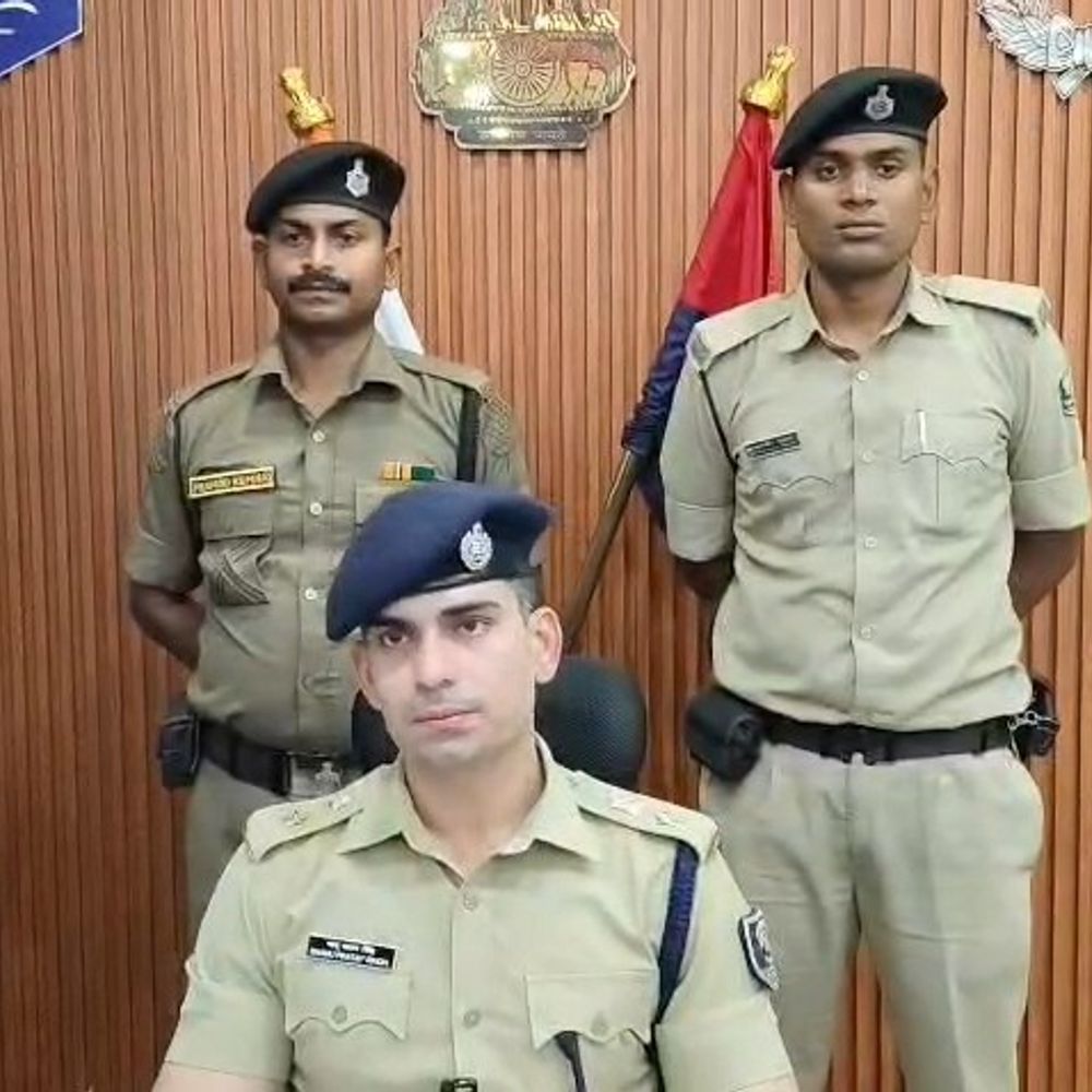 वाहन चेकिंग के दौरान हथियार बरामद:दो कारों से एक राइफल, तीन पिस्टल और 48 जिंदा कारतूस मिले