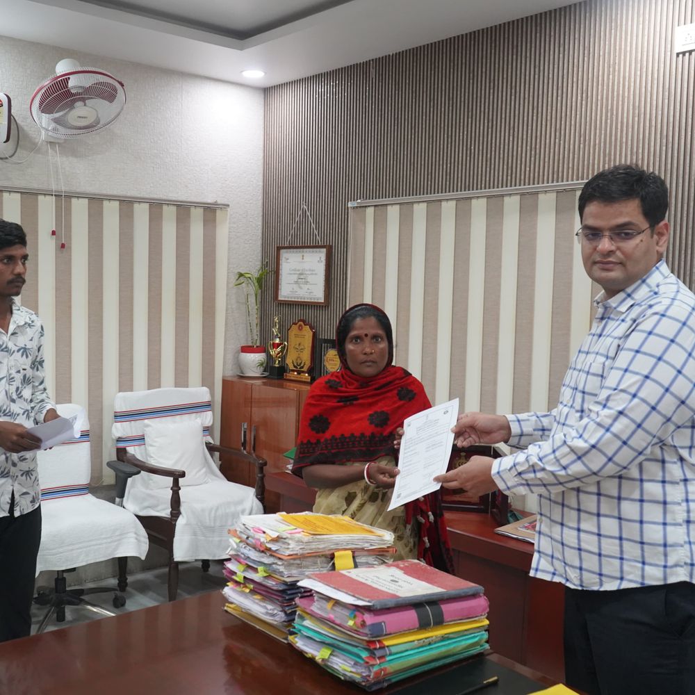 अररिया DM की पहल, तमिलनाडु से मिला ‘डेथ सर्टिफिकेट’:महिला को पति का प्रमाण पत्र सौंपा, जनता दरबार में हुई सुनवाई