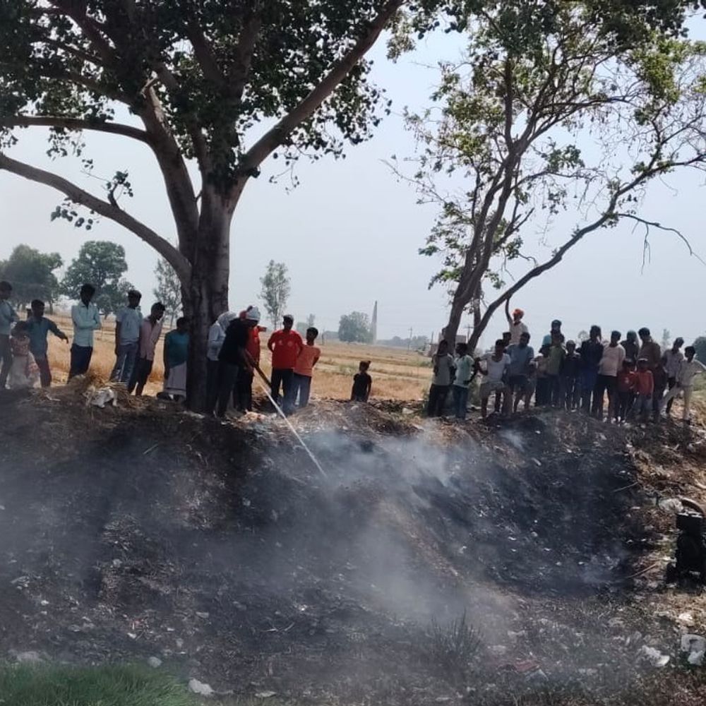 घाटमपुर में कूड़े के ढेर में लगी आग:फायर ब्रिगेड की टीम ने ग्रामीणों की मदद से पाया काबू