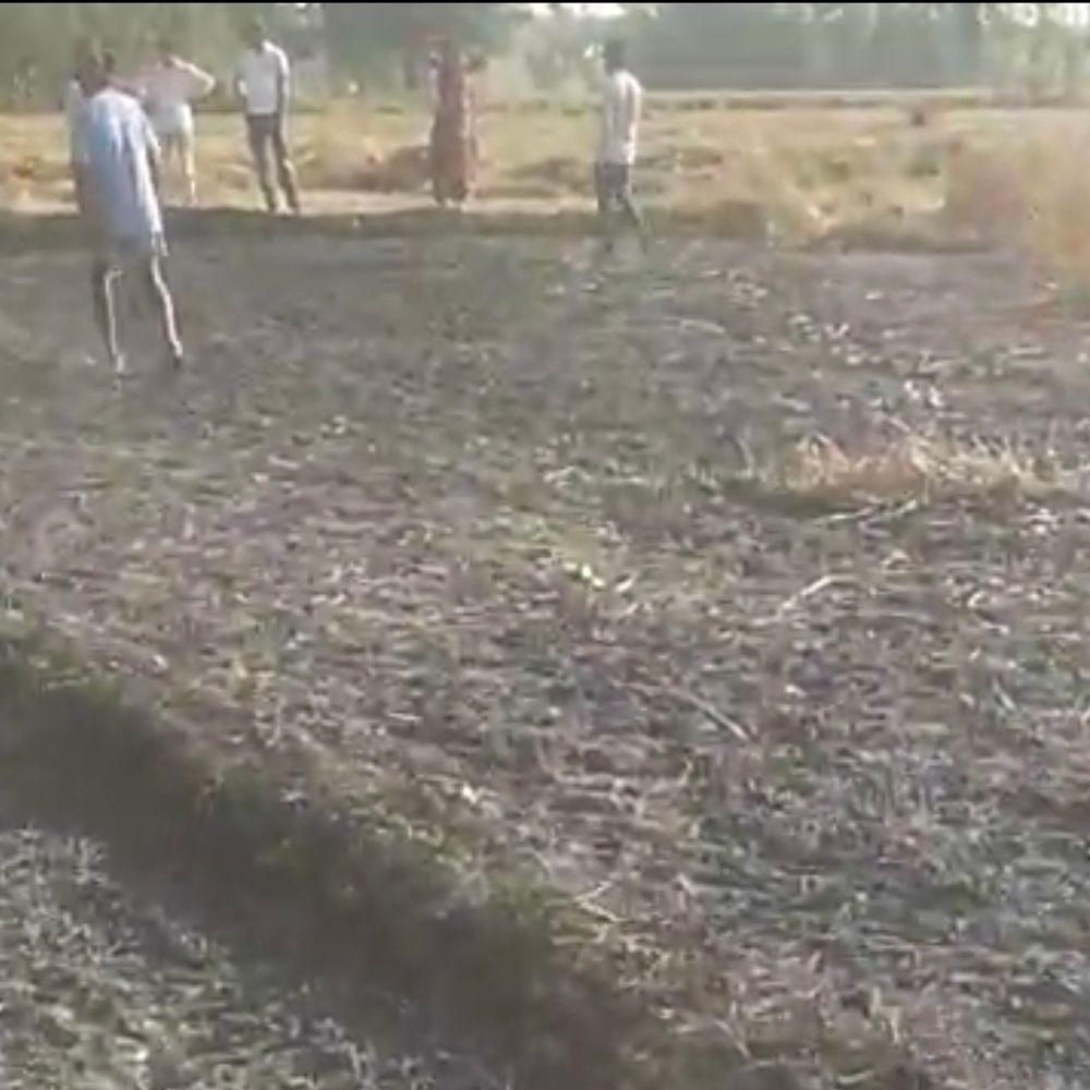 रायबरेली में गेहूं के खेत में लगी आग:छह बीघे फसल राख, फायर ब्रिगेड टीम ने आग पर पाया काबू