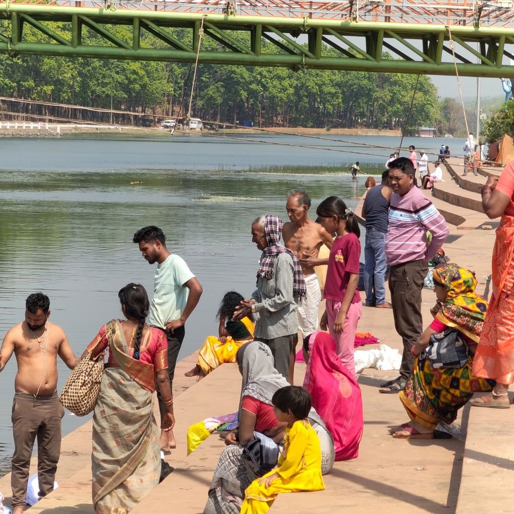 अमरकंटक में वैशाखी अमावस्या पर हजारों श्रद्धालुओं ने लगाई डुबकी:नर्मदा तटों पर तड़के किया स्नान-पूजन; सुख-समृद्धि की कामना के साथ सत्तू दान किया