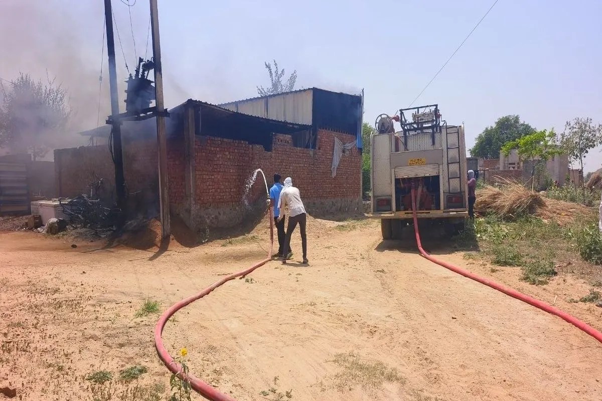 नौगांव में कुल्फी फैक्ट्री में भीषण आग: वेल्डिंग की चिंगारी बनी तबाही का कारण, लाखों का सामान राख