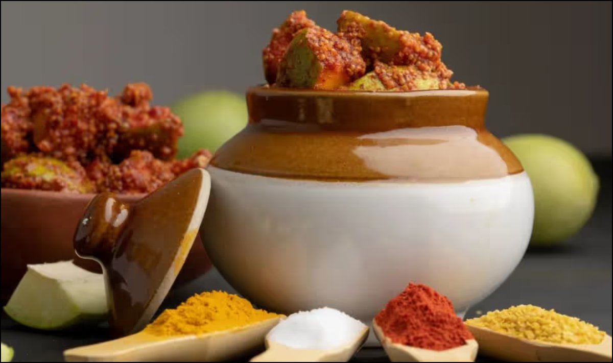 आम का अचार डालने का आसान तरीका, जानिए कैसे तैयार करें मसाला, फटाफट नोट कर लें रेसिपी