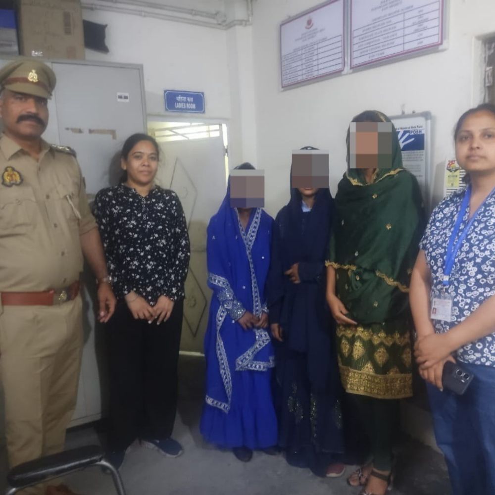 कुशीनगर पुलिस 3 नाबालिग छात्राओं को दिल्ली से किया बरामद:आत्मनिर्भर बनने की सोच के चलते घर छोड़ा था, परिजनों संग लौटीं घर