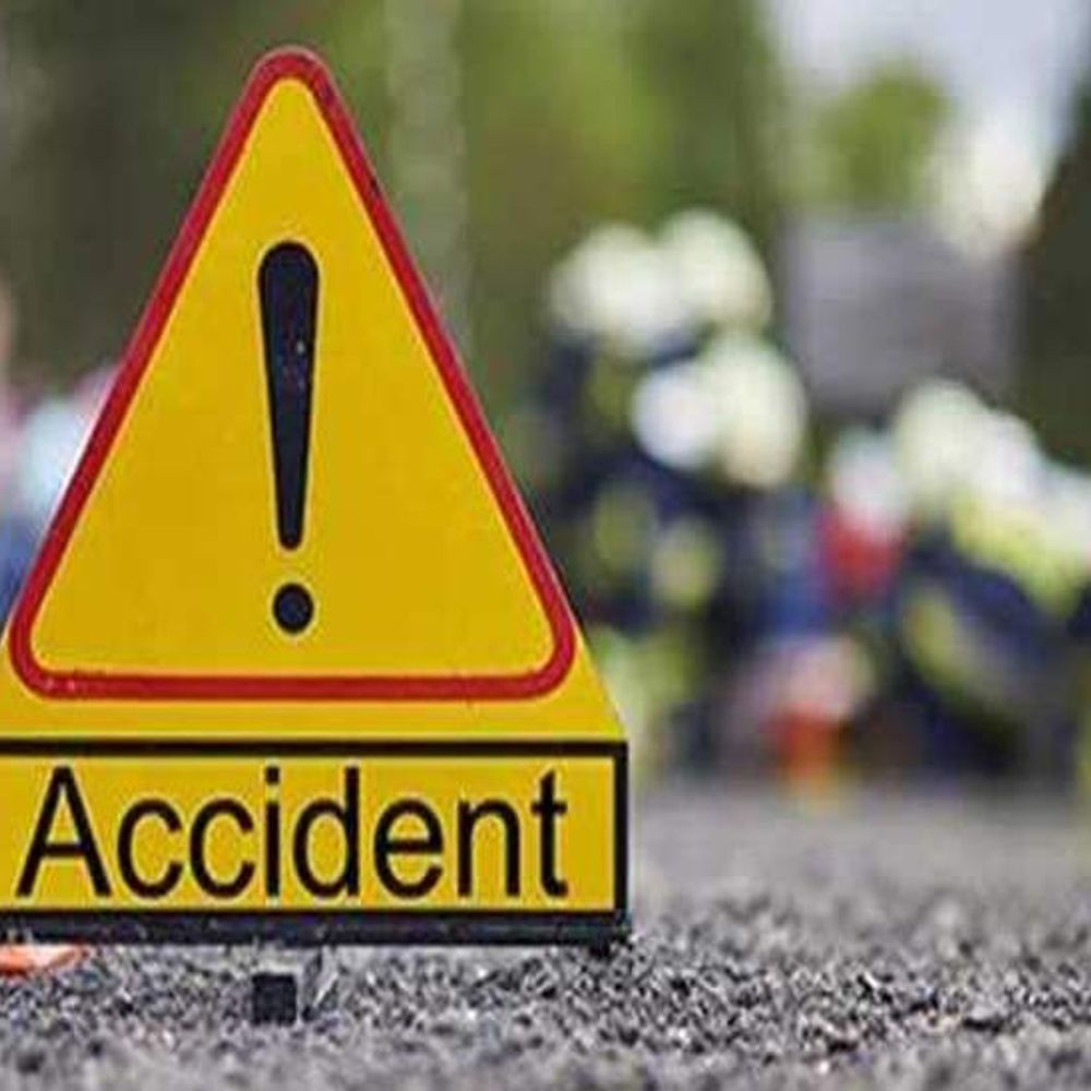 इंदौर में अज्ञात वाहन की टक्कर से व्यक्ति की मौत:सड़क पार करते वक्त हादसा, राहगीरों ने अस्पताल पहुंचाया; परिजनों की तलाश जारी