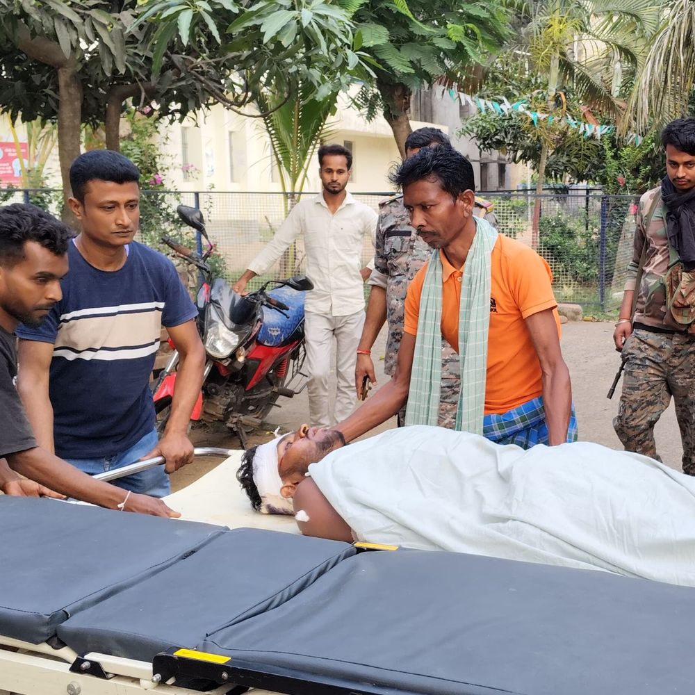 पाकुड़ में गाय के कारण बाइक-टेम्पो भिड़ंत:संतुलन बिगड़ने से हुआ हादसा, एक गंभीर घायल, पुलिस जांच में जुटी