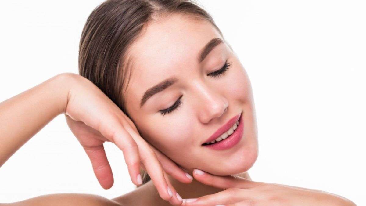 पाना चाहती हैं गुलाबी निखार, तो महंगे कॉस्मेटिक प्रोडक्ट को कहें बाय, लगाएं पिसे चावल का पैक