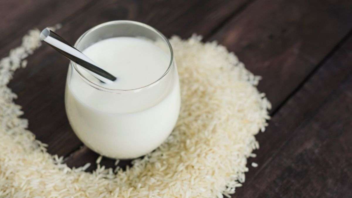 गर्मी में पेट फूलने की समस्या से हैं परेशान? सुबह खाली पेट पी लें ये सफेद पानी, गट हेल्थ को मिलेंगे कई फायदे