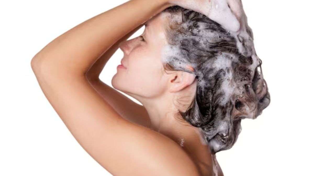 बालों के लिए सबसे अच्छा शैंपू कैसे चुनें? इस तरह चुनेंगे तो घने और मजबूत होंगे बाल