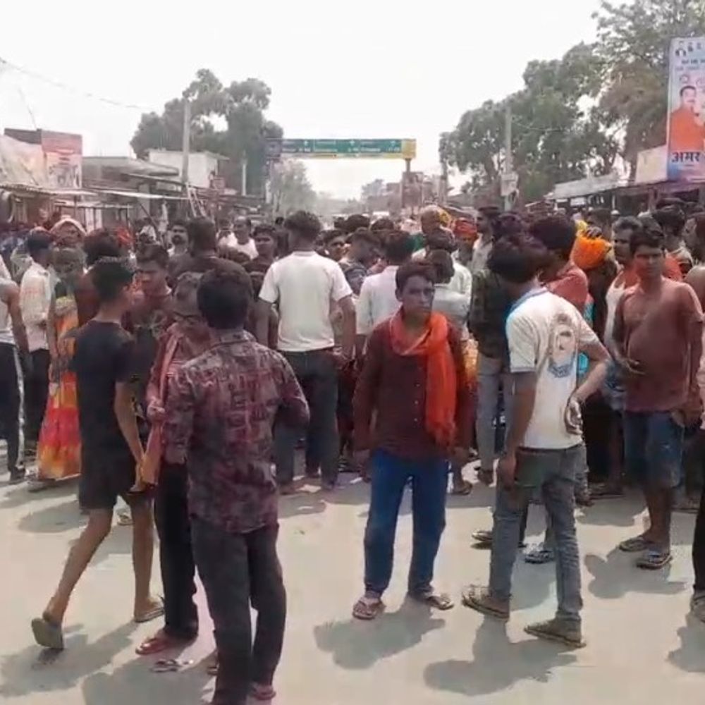 बेतिया में युवक की चाकू मारकर हत्या, परिजनों का प्रोटेस्ट:महिला से छेड़खानी विवाद में 2 गिरफ्तार, एक नाबालिग हिरासत में