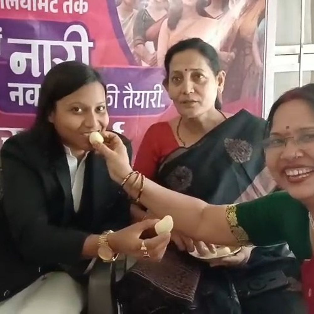 नारी शक्ति वंदन अधिनियम पर BJP महिला कार्यकर्ताओं का जश्न:जमुई में प्रधानमंत्री मोदी और शीर्ष नेतृत्व का आभार जताया, मिठाई बांटी