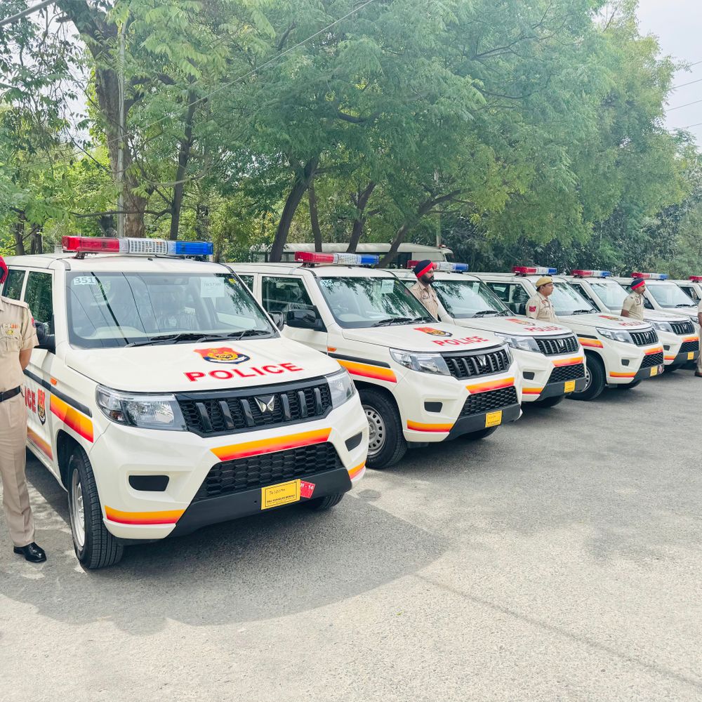फरीदकोट पुलिस में शामिल हुए 11 नए इमरजेंसी रिस्पॉन्स वाहन:एसएसपी ने हरी झंडी दिखाकर किया रवाना, आपात स्थिति में तेजी से मिलेगी मदद