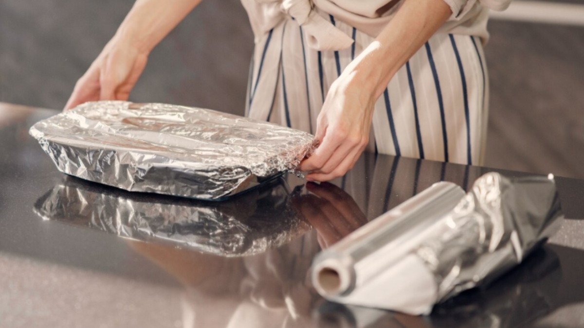 बड़े काम का है एल्युमिनियम फॉयल, रोटी लपेटने के लिए ही नहीं, कई मुश्किल कामों को बना सकता है आसान