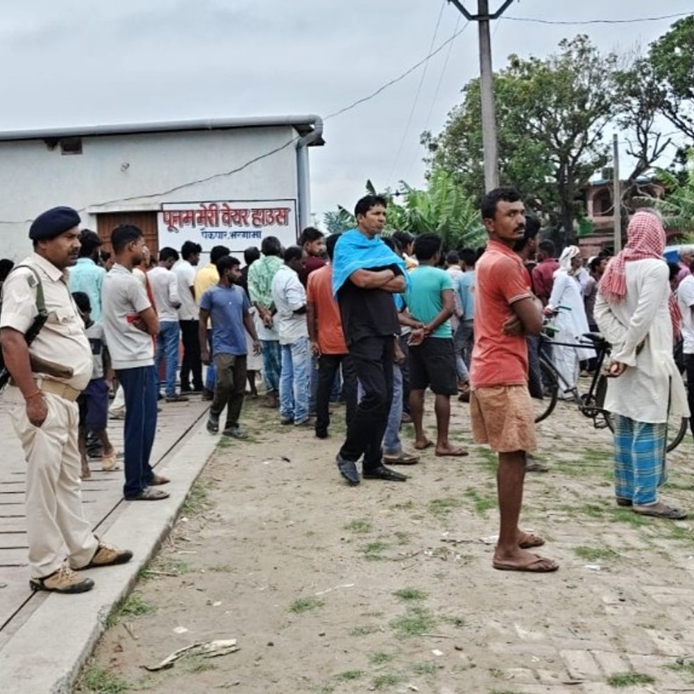 अररिया में सड़क किनारे मिला युवक का शव:वेयरहाउस के पास ग्रामीणों ने देखा, बोले-जांघ की हड्डी टूटी; CCTV फुटेज की जांच