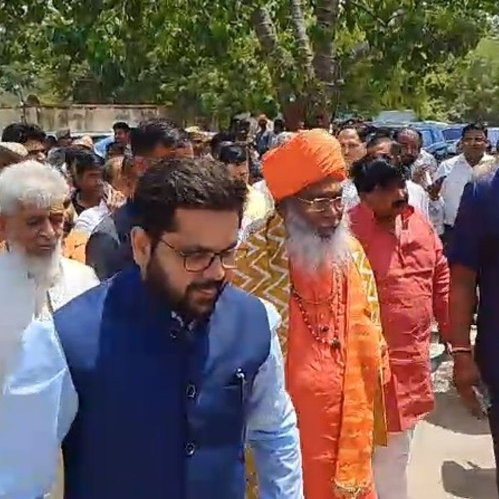 उन्नाव में गांधी तिराहे का सौंदर्यीकरण पूरा:सांसद साक्षी महाराज और डीएम ने किया लोकार्पण, महिलाओं के लिए पिंक बूथ बना