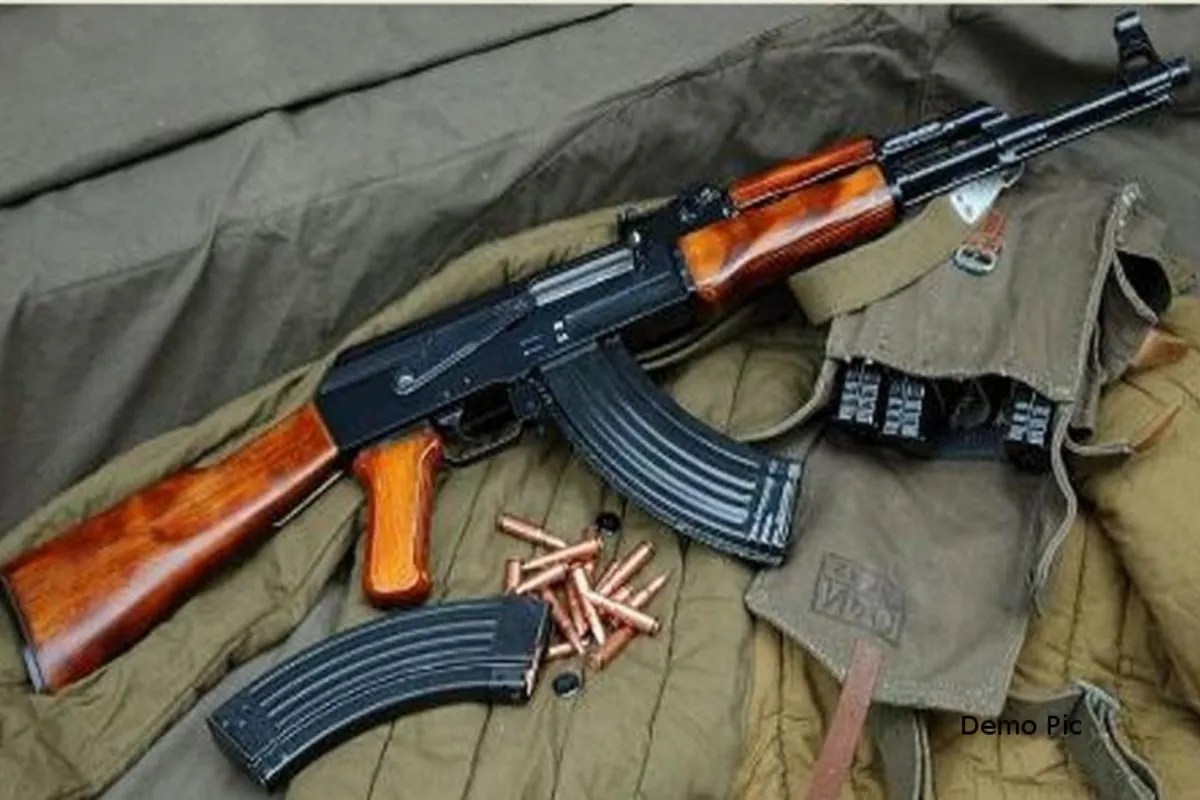 वाराणसी में रेलवे ट्रैक के किनारे मिली AK-47 राइफल, मैगजीन में भरी थी गोलियां