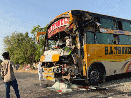 ट्रैवल्स बस ने स्कूली वेन को मारी टक्कर:3 बच्चे घायल, एक को किया सांचौर रेफर, बड़ा हादसा टला