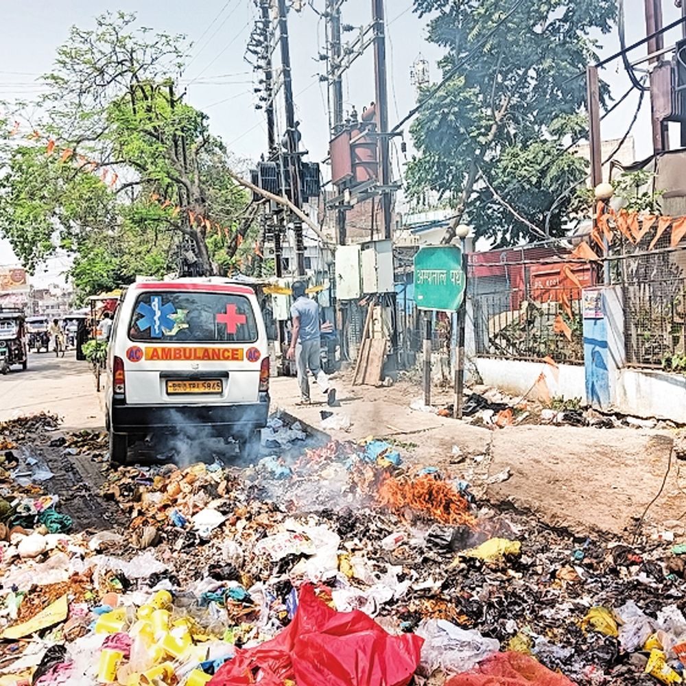 एंबुलेंस खड़ी रही और कचरे में लगा दी आग