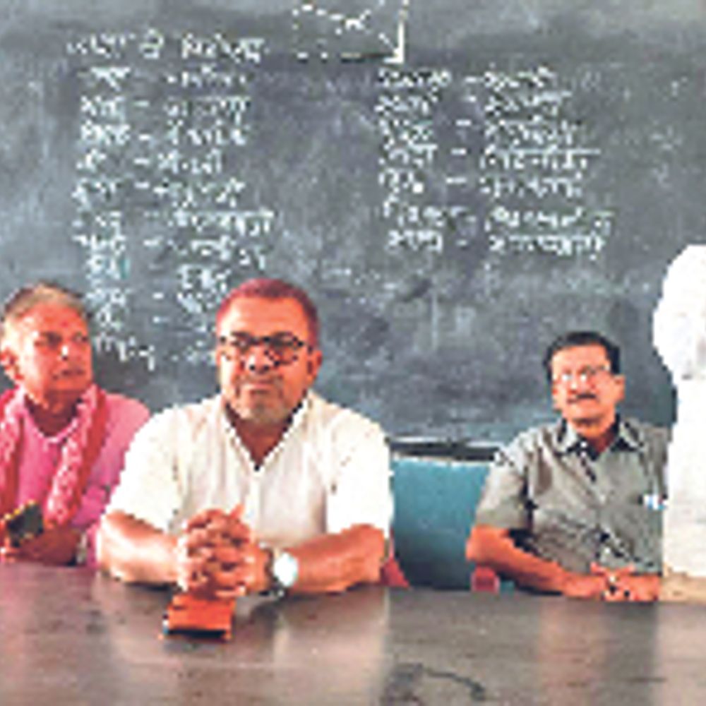 बच्चों को कम शुल्क में ही बेहतर िशक्षा देने वाले निजी स्कूलों को किया जा रहा परेशान